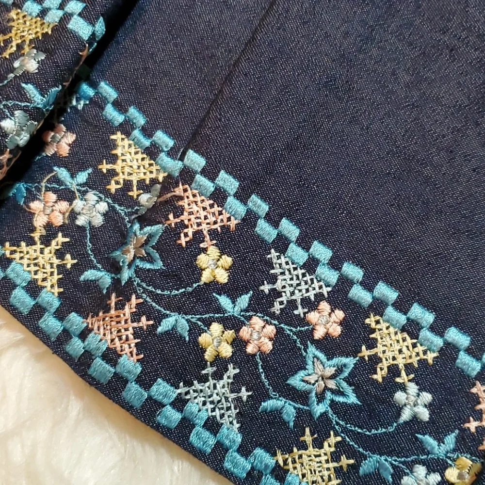 Vintage denim skirt pleats and embroidery blue and teal size 4